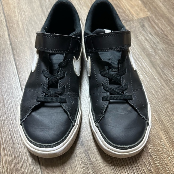 Nike Kids 2 Black Tennis Shoes - Picture 5 of 13